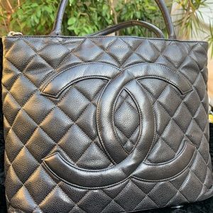 Authentic CHANEL Quilted Caviar Hand/shoulder bag